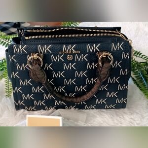 FIRM ...AUTHENTIC MICHAEL KORS MARILYN SMALL NAVY/ CREAM MK LOGO PURSE/CROSSBODY